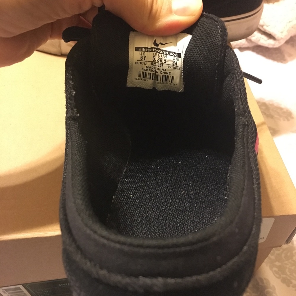 Nikes - Picture 4 of 4